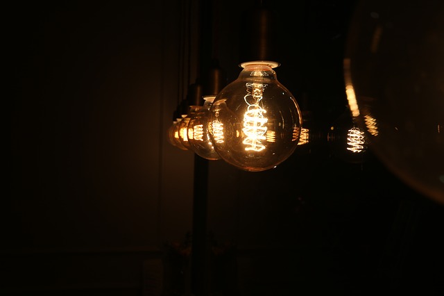 Svietiace guľaté žiarovky v tmavej miestnosti.jpg